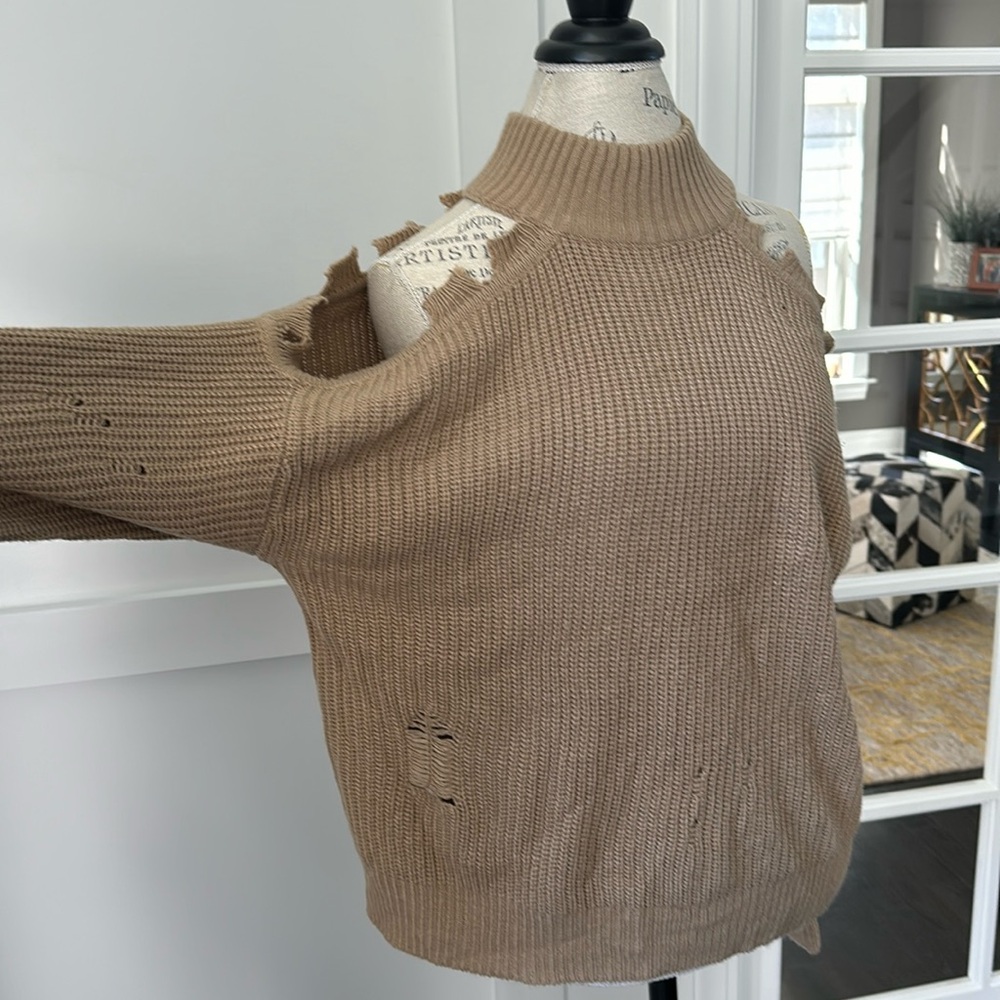 Sweater with open shoulders